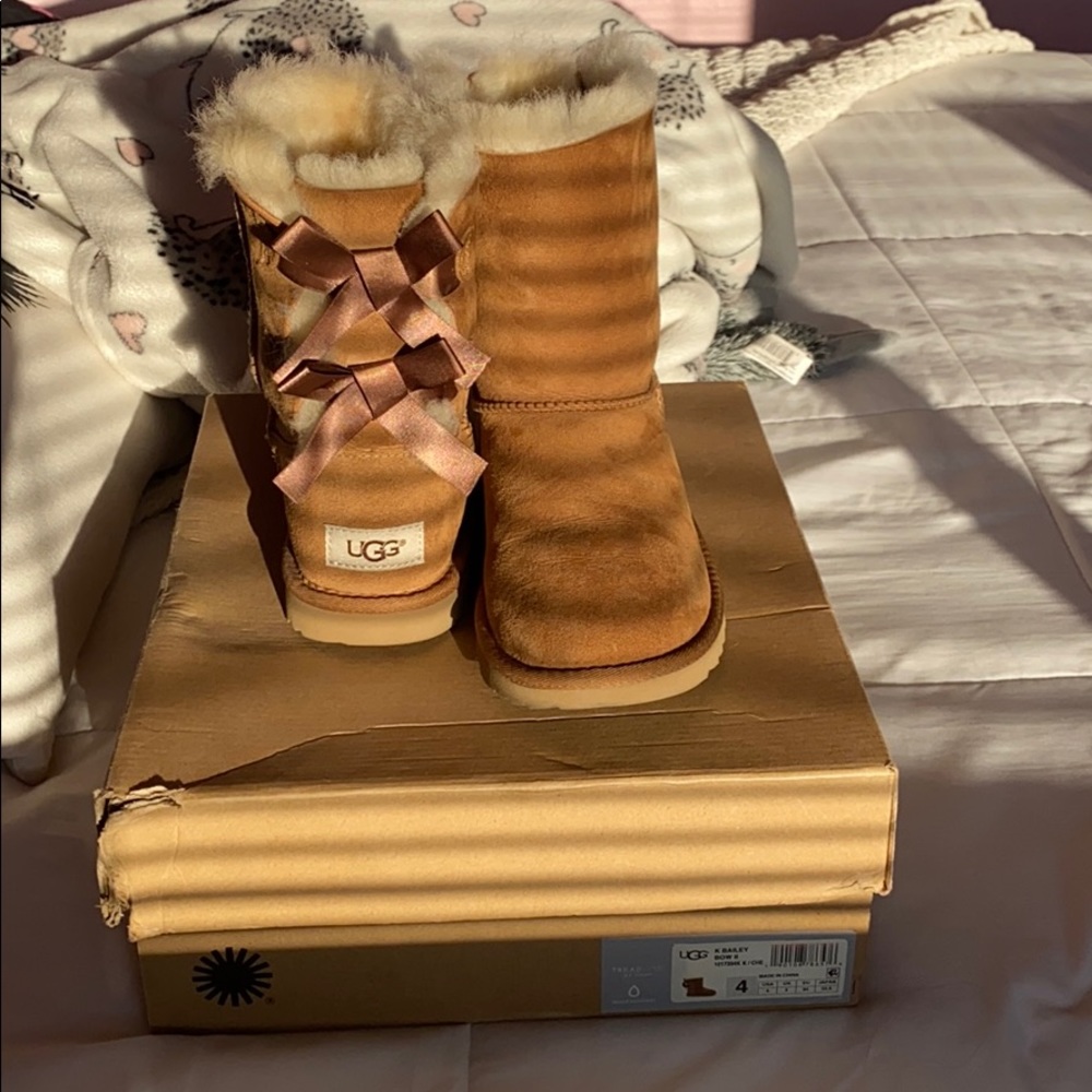 Size 4 bailey bow uggs